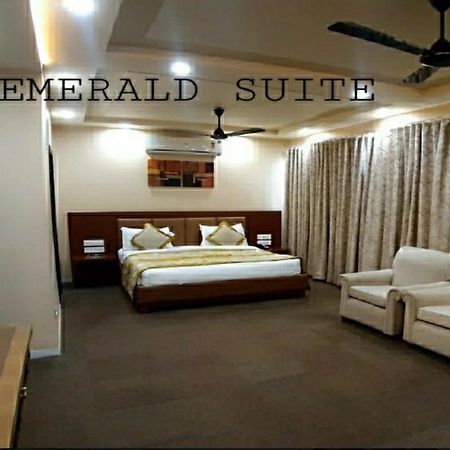 The Emerald Club ,Rajkot Exteriör bild