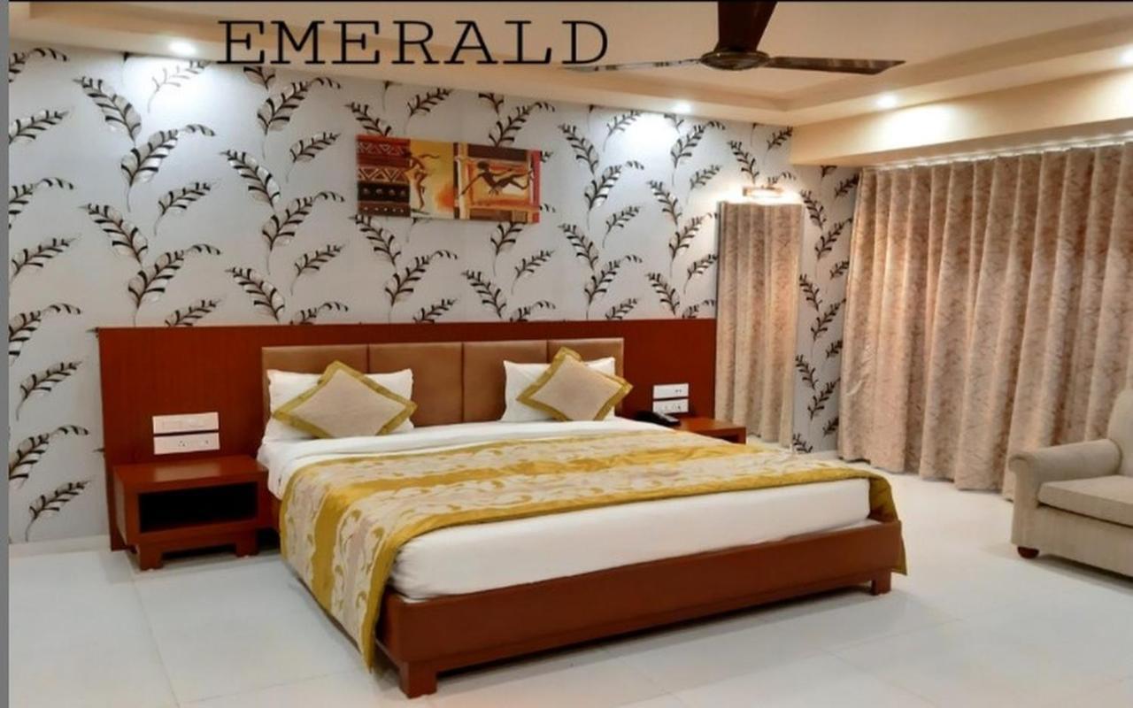 The Emerald Club ,Rajkot Exteriör bild