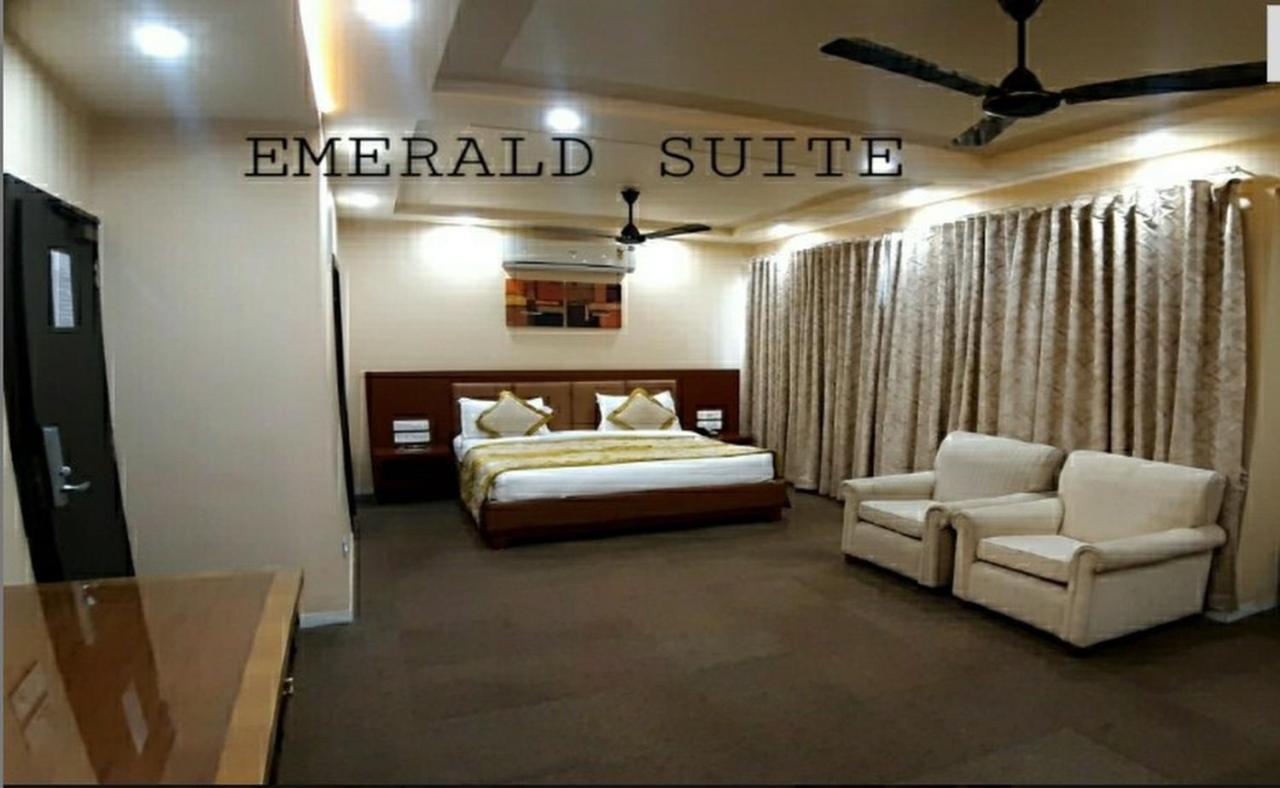 The Emerald Club ,Rajkot Exteriör bild
