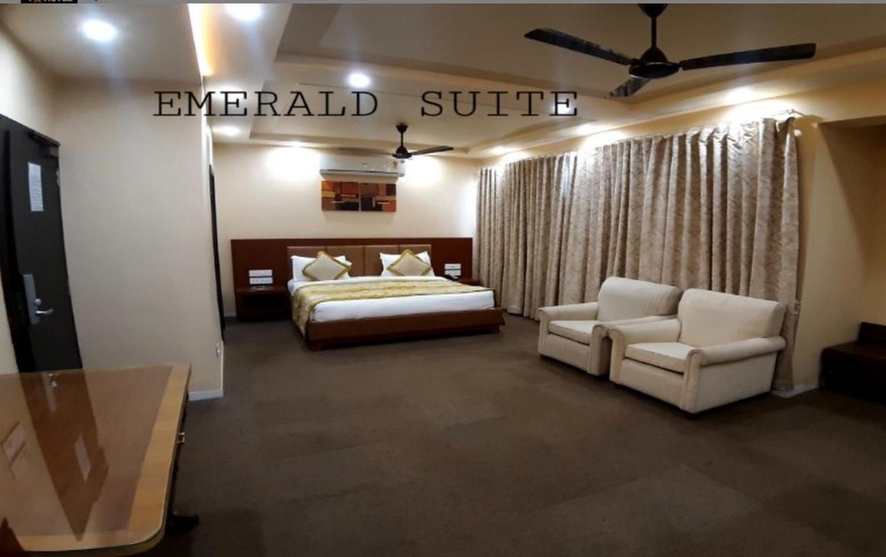 The Emerald Club ,Rajkot Exteriör bild