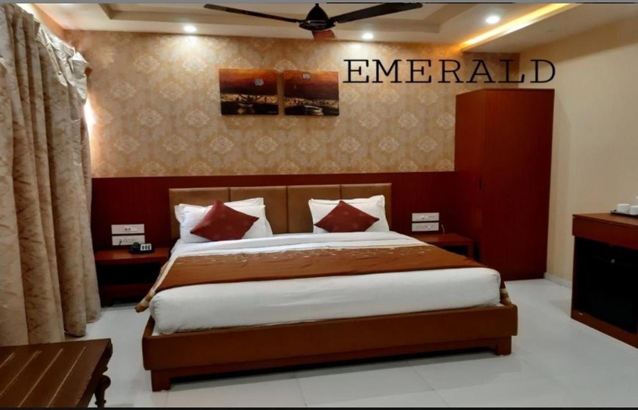 The Emerald Club ,Rajkot Exteriör bild